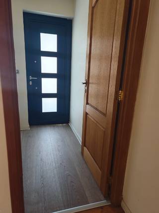 Deze woning met een vloeroppervlakte van 85m² is comfortabel ingericht. De ruime leefruimte omvat ook een voldoende grote keuken.  Daarachter bevind...