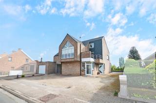 Commercieel pand met woonst en tal van mogelijkheden op. Op een perceel van 886 m² ontdek je dit veelzijdige eigendom met een ruim handelspand op...