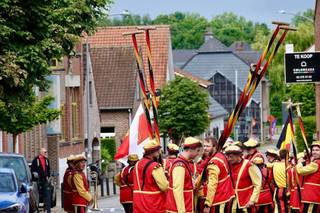 <p>Situé dans le centre animé et convivial de <strong>Brussegem</strong> (section de la commune de Merchtem), nous vous proposons cette <strong>opportunité unique</strong> : un café bien établi et reconnu, avec une <strong>riche histoire</strong> et de <strong>nombreuses possibilités</strong> !</p>
<p>Au <strong>rez-de-chaussée</strong>, vous entrez dans un <strong>espace de vie ou salle de café spacieuse</strong>, équipée du <strong>comptoir authentique d’autrefois</strong> – un véritable point d’attraction qui reflète immédiatement l’ambiance chaleureuse du bâtiment. À l’arrière, vous trouverez une <strong>cuisine en sous-sol pratique</strong> ainsi qu’un <strong>espace repas</strong>, idéal pour exploiter un établissement horeca ou aménager une brasserie conviviale.</p>
<p>Au <strong>premier étage</strong>, vous disposez d’une <strong>salle de bain équipée</strong> et de <strong>trois chambres complètes</strong>, dont une avec <strong>dressing ou espace de rangement</strong>. Cet étage offre de <strong>multiples possibilités</strong>, tant pour un usage privé que pour une extension de l’activité commerciale. Des <strong>toilettes séparées</strong> sont également prévues pour le confort des clients.</p>
<p>Ce bien a longtemps été une <strong>référence incontournable dans "Brussegem City"</strong> – un lieu vivant où convivialité et esprit communautaire sont essentiels. Parfait pour toute personne rêvant d’ouvrir son propre établissement horeca, ou pour ceux qui cherchent une <strong>opportunité d’investissement intéressante</strong> dans la région de <strong>Wemmel – Asse – Merchtem</strong>.</p>