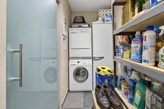 Welkom in Residentie Villa Dell’Arte — een rustige en kleinschalige woonresidentie op wandelafstand van het bruisende centrum van Evergem. Winkels, openbaar vervoer (trein, tram en bus) en alle dagelijkse voorzieningen bevinden zich letterlijk om de hoek. Hier woont u op een toplocatie: modern, energiezuinig en in alle rust, met toch alles binnen handbereik.<br /><br />Het appartement bevindt zich op de eerste verdieping en is bereikbaar via lift/trap. De indeling omvat een inkomhal, een lichtrijke en ruime leefruimte met open keuken uitgerust met hoogwaardige toestellen, twee volwaardige slaapkamers aan de rustige achterzijde van het gebouw, een praktische berging, een afzonderlijk toilet en een stijlvolle badkamer met inloopdouche.<br /><br />Absolute troef is het uitzonderlijk ruime terras aan de achterzijde, waar u in alle privacy heerlijk kunt genieten van rust en comfort.<br /><br />Daarnaast beschikt het appartement over een privatieve ondergrondse parkeerplaats (verplicht aan te kopen aan €20.000) en een aparte berging.<br /><br />Met zijn energiezuinige EPC-label A, conforme elektriciteit en hoogwaardige afwerking (volledig in parket) is dit appartement volledig instapklaar en voorzien van alle hedendaagse comfort en luxe.<br /><br />Een uitzonderlijke opportuniteit voor wie stijlvol en zorgeloos wil wonen op een toplocatie in Evergem.<br /><br />Wenst u meer informatie of een bezoek ter plaatse? Contacteer ons via 0472/98.16.29 of immovercruysse.verkoop@gmail.com