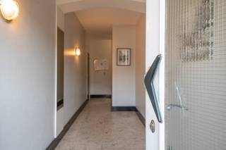 Instap klaar appartement met 2 slaapkamers en garagebox op topligging in MerksemOp zoek naar een comfortabel appartement op een toplocatie, waar winkels, openbaar vervoer en dagelijkse voorzieningen binnen handbereik liggen? Dan is dit instapklare appartement op de 3de verdieping van een kleinschalig gebouw in Merksem zeker een bezoek waard!Het appartement geniet van een uitstekende ligging net buiten het centrum van Merksem, ideaal voor wie graag alles vlakbij heeft en zich vlot wil verplaatsen.Binnenin word je verwelkomd door een aangename leefruimte op visgraatparket met veel natuurlijke lichtinval, die zorgt voor een open en lichtrijk gevoel. De praktische basiskeuken sluit mooi aan bij het geheel. Verder beschikt het appartement over twee slaapkamers en een vernieuwde badkamer, waardoor je meteen kan intrekken.Ook op technisch vlak scoort dit appartement bijzonder goed, met een gunstig EPC-label B en een elektrische installatie die conform gekeurd is. Het gebouw beschikt bovendien over een lift, wat het dagelijkse comfort alleen maar vergroot.Een absolute troef is de garagebox, die verplicht dient bij aangekocht te worden voor € 24.000. Daarnaast zijn er voor het gebouw parkeerplaatsen voorzien voor de bewoners.De gemeenschappelijke kosten bedragen 115 euro + 9 euro voor de garagebox.De troeven op een rij:Gegeerde ligging net buiten het centrum van MerksemWinkels en openbaar vervoer op wandelafstandGelegen op de 3de verdieping van een kleinschalig gebouwInstap klaar en praktisch ingedeeldLichtrijke leefruimteTwee slaapkamersVernieuwde badkamerEPC-label BElektrische installatie conform gekeurdLift aanwezig in het gebouwEigen garagebox verplicht bij aan te kopen voor € 24.000Extra parkeerplaatsen voor de bewonersEen mooie opportuniteit voor starters, koppels, kleine gezinnen of investeerders die op zoek zijn naar een instap klaar appartement met twee slaapkamers, het comfort van een eigen garagebox en de luxe van alle voorzieningen vlakbij.Interesse? Ontdek zelf de troeven van dit appartement en laat je overtuigen door de combinatie van comfort, bereikbaarheid en een praktische ligging!Graag een bezoek inplannen?☎️ 0472 74 03 15✉️ wim@lefevervastgoed.beWeergegeven oppervlakte is overgenomen van het EPC - attest en louter indicatief.