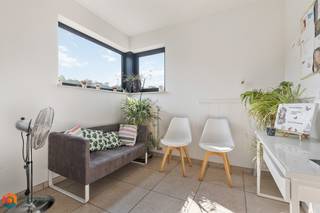 Een uitzonderlijke opportuniteit: deze tijdloze ruime woning met praktijkruimte/kantoor met een aparte inkom biedt de ideale combinatie...