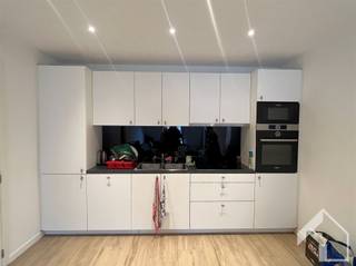 Prachtige studio op het gelijkvloers te koop in een zéér verzorgd gebouw met lift, centraal gelegen op een rustige plek. Deze energiezuinige studio...