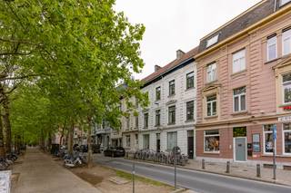 In de Kunstlaan bevindt zich dit statige herenhuis vol authentieke charme. Dankzij de centrale ligging geniet u van een vlotte verbinding naar het centrum van Gent, winkels, scholen, openbaar vervoer en belangrijke invalswegen.<br /><br />Bij het binnenkomen wordt u verwelkomd in een stijlvolle inkomhal met prachtige authentieke elementen zoals charmetegels en een elegante herenhuistrap. Op het gelijkvloers bevinden zich een ruime dubbele leefruimte, een keuken, gastentoilet en een aangenaam zonneterras.<br /><br />De bovenliggende verdiepingen bieden plaats aan vijf volwaardige kamers en een comfortabele badkamer uitgerust met zowel een ligbad als douche. Daarnaast is er een apart toilet aanwezig.<br /><br />Een extra troef is de ruime zolderverdieping, die perfect kan worden ingericht als extra slaapkamer, bureau, hobbyruimte of opslagruimte.<br /><br />Troeven:<br />• Karaktervolle burgerwoning<br />• Authentieke elementen behouden<br />• 5 volwaardige kamers<br />• Ruim zonneterras<br />• Grote zolderverdieping<br />• Uitstekende ligging nabij centrum Gent<br />• Ook interessant voor vrije beroepen of praktijkruimte<br /><br />Dankzij de combinatie van ruimte, karakter en topligging vormt deze woning een unieke opportuniteit voor gezinnen, investeerders of wie wonen en werken wil combineren in het hart van Gent.<br /><br />Vraagprijs: €748.000<br /><br />Enkele afbeeldingen werden visueel aangepast en dienen uitsluitend ter inspiratie. Ze geven een mogelijke inrichting of afwerking weer en komen niet noodzakelijk overeen met de huidige werkelijkheid.<br /><br />Voor meer informatie of een bezoek, contacteer Thomas via thomas@vicusvastgoed.be of op het nummer 0474 26 27 58.