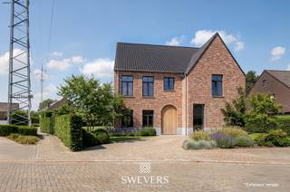 Voor meer info en foto’s, surf naar www.swevers.be – In de rustige en gegeerde Beatrijslaan in Heusden-Zolder vindt u deze uitzonderlijke bouwgrond van 11 are 88 ca. Een ideale kans voor wie droomt van een ruime woning met een mooie tuin, volledig afgestemd op de eigen woonwensen. Het perceel heeft een oppervlakte van 1.188 m² en ligt in een doodlopende straat die uitsluitend toegankelijk is voor voetgangers en fietsers, wat zorgt voor extra rust en veiligheid. Dankzij de noordwestelijke oriëntatie geniet u bovendien volop van aangename namiddag- en avondzon in de toekomstige tuin. Met een perceelbreedte van circa 33 meter en een diepte van ongeveer 35 meter biedt deze bouwgrond een ruim gevoel en tal van mogelijkheden. De royale afmetingen maken het perceel bijzonder geschikt voor een open bebouwing, onder voorbehoud van de nodige vergunningen. Hierdoor creëert u een woning met veel privacy, wooncomfort en voldoende buitenruimte. Naast de ruime bouwmogelijkheden vormt ook de ligging een belangrijke troef. De buurt staat bekend om haar rustige en groene woonomgeving, terwijl alle dagelijkse voorzieningen vlot bereikbaar zijn. Scholen bevinden zich op ongeveer 1,1 kilometer, openbaar vervoer op slechts 280 meter en winkels op 1,9 kilometer afstand. Voor ontspanning en recreatie hoeft u eveneens niet ver te gaan, met diverse mogelijkheden op ongeveer 1,1 kilometer van het perceel. Ook de bereikbaarheid is uitstekend dankzij de nabijheid van de snelwegen op slechts 5 kilometer. Zo combineert deze bouwgrond rust, ruimte en een centrale ligging tot een bijzonder aantrekkelijk geheel. Een unieke opportuniteit voor wie op zoek is naar een toekomstgerichte bouwlocatie in Heusden-Zolder.<br />Voor meer informatie, bel 011 255 155.