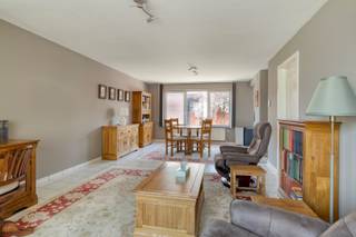 Deze instapklare duplex met 3 slaapkamers is gunstig gelegen in het centrum van Tessenderlo. Alle voorzieningen, zoals winkels, horecazaken, scholen en openbaar vervoer, bevinden zich op wandelafstand. De residentie is bovendien vlot bereikbaar, zowel vanuit de omliggende gemeenten als via de belangrijkste verbindingswegen.<br /><br />Indeling:<br />De duplex is gelegen op de eerste verdieping van residentie Dennenhof. Bij het betreden van het appartement komen we in de inkomhal met gastentoilet. Van hieruit is er toegang tot de lichtrijke woonkamer met aansluitend de uitgeruste keuken. De woonkamer geeft bovendien toegang tot een handige berging/wasplaats.<br /><br />Via de trap in de woonkamer bereiken we de tweede verdieping. Hier bevinden zich een apart toilet, 3 volwaardige slaapkamers en een badkamer, uitgerust met een ligbad en wastafel.<br /><br />Via een valtrap is de ruime zolder bereikbaar, ideaal als extra bergruimte.<br /><br />Verder beschikt het appartement over een overdekte autostaanplaats. Daarnaast zijn er in de straat voldoende parkeermogelijkheden.<br /><br />Extra troeven:<br />- Nieuwe gasketel wordt nog geplaatst<br />- Energiezuinig (EPC-label B)<br />- Gunstige centrale ligging<br />- 3 volwaardige slaapkamers<br /><br />Voor meer info of een bezoek contacteer ons via info@vastengoed.be of via 014/72 73 74.<br /><br />Wenst u een gratis schatting van uw eigendom? Contacteer ons via 014/72 73 74.