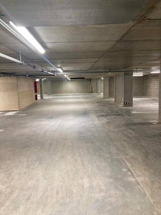 Deze ruime ondergrondse autostaanplaats bevindt zich in een nieuw appartementesgebouw in het gezellige Sint-Agatha-Berchem. De staanplaats...