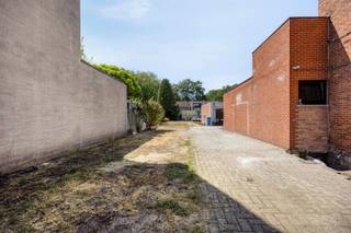 <p>Bouwgrond van 379 m² met zuidwestelijke oriëntatie in Brasschaat</p><p> </p><p>Op een aangename locatie in Brasschaat bevindt zich deze bouwgrond van 379 m², gelegen aan de Wipstraat 58, 2930 Brasschaat. Het perceel heeft een breedte van circa 7 meter, een diepte van circa 64 meter en geniet achteraan van een gunstige zuidwestelijke oriëntatie.</p><p> </p><p>De grond is gelegen in woongebied en maakt deel uit van een goedgekeurde verkaveling. Het perceel is bestemd voor gesloten bebouwing. Dankzij de mooie perceeldiepte en de zonnige oriëntatie biedt deze bouwgrond interessante mogelijkheden voor wie zijn eigen woning volledig naar wens wil realiseren.</p><p> </p><p>Ook op het vlak van watergevoeligheid scoort het perceel gunstig: het is niet gelegen in een risicozone voor overstromingen en beschikt over een P-score A.</p><p> </p><p>Bouwvoorschriften en verdere stedenbouwkundige informatie zijn beschikbaar op aanvraag.</p>