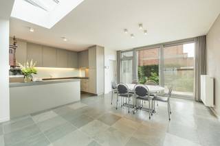 <p><strong>Instapklare woning met 2 slaapkamers in hartje Vorselaar. EPC: label C (218 kWh/m²). Elektriciteit is conform.</strong><strong><br /><br />Ligging</strong>: <strong>:<span> </span></strong><span>Gunstige ligging in het centrum van Vorselaar. Op wandelafstand van de markt, scholen, winkels en openbaar vervoer.</span><br /><br /><strong>Indeling</strong>: <strong>0:</strong> inkomhal, woonkamer, eetkamer, keuken, berging, badkamer <strong>+1:</strong> 2 slaapkamers, dressing, toilet <strong>+2:</strong> grote zolder. <strong>Buiten:</strong> Tuin/terras</p>
<p><strong>Omschrijving</strong>: Deze prachtige woning, ontworpen door architect<strong> </strong>Anja Vissers, een gerenommeerd architecte uit de regio, combineert een doordachte architectuur met een aangename woonbeleving. Dankzij de ruime leefruimtes, grote raampartijen en open indeling geniet u hier van een bijzonder gevoel van ruimte, licht en comfort. Bij het betreden van de woning komt u in de ruime inkomhal. Van hieruit heeft u toegang tot de woon- en eetkamer, die in verbinding staat met de open keuken. De keuken is uitgerust met de nodige voorzieningen en sluit mooi aan bij de leefruimte. De grote raampartijen zorgen voor veel natuurlijke lichtinval en geven de woon- en eetkamer een aangenaam en open karakter. Vanuit de eetkamer is er rechtstreeks toegang tot de tuin, waardoor er een vlotte verbinding ontstaat tussen de binnen- en buitenruimte. Op het gelijkvloers bevindt zich daarnaast een badkamer. Op de eerste verdieping bevinden zich twee slaapkamers, een toilet en een dressing met ingemaakte kasten. De ruimtes kunnen naar eigen behoefte worden ingericht en bieden voldoende opbergruimte. De tweede verdieping bestaat uit een ruime zolderverdieping. Deze biedt, afhankelijk van de behoeften van de nieuwe eigenaar, mogelijkheden om bijkomende kamers of een andere polyvalente ruimte te creëren. De woning biedt hierdoor verschillende mogelijkheden en kan aangepast worden aan de noden van een gezin, zowel vandaag als op langere termijn. De combinatie van de ruime leefruimtes, de tuin en de extra ruimte op de zolderverdieping maakt dit een woning met een interessante indeling en uitbreidingsmogelijkheden.<br /><br /><strong>Extra troeven:</strong><br />- Elektrische zonneluifel<br />- Elektriciteit conform<br />- Gunstige locatie<br /><br /><strong>Bijzondere informatieplicht:</strong> in aanvraag.<br /><br /></p>