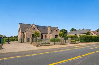 <p><span>Ruime villa op 20 are met vijver, volledige kelder en mogelijkheid tot vier slaapkamers!</span></p><p><span> </span></p><p><span>Deze bijzonder ruime villa is gelegen op een volledig omheind perceel van 20 are aan de Rijksweg 59 in Lanklaar. Met een bewoonbare oppervlakte van circa 332 m², drie volwaardige slaapkamers, een bijkomende multifunctionele kamer, twee badkamers en een volledige kelderverdieping biedt deze woning uitzonderlijk veel ruimte en mogelijkheden.</span></p><p><span> </span></p><p><span>De woning geniet van een centrale ligging nabij winkels, scholen en openbaar vervoer. Ook het centrum van Dilsen-Stokkem, Maasmechelen Village, de Nederlandse grens en de E314 zijn vlot bereikbaar. Aan de achterzijde grenst het perceel aan een open landschap, waardoor u geniet van een vrij en groen uitzicht over de omliggende velden.</span></p><p><span> </span></p><p><span>Via de imposante inkomhal met natuurstenen vloer en karaktervolle houten voordeur betreedt u de woning. Dubbele deuren verlenen toegang tot de ruime leefruimte.</span></p><p><span> </span></p><p><span>De L-vormige woonkamer geniet dankzij de grote raampartijen van veel natuurlijk licht en omvat een gezellige zithoek en een ruime eetplaats met elektrische haard. Op het gelijkvloers is bovendien vloerverwarming aanwezig.</span></p><p><span> </span></p><p><span>Aansluitend bevindt zich de lichtrijke tuinkamer. Deze extra leefruimte biedt een mooi zicht op de tuin en vormt het hele jaar door een aangename plek om te ontspannen.</span></p><p><span> </span></p><p><span>De gerieflijke keuken sluit rechtstreeks aan op de leefruimte. Verder bevinden zich op het gelijkvloers een volwaardige slaapkamer en een bijkomende kamer die kan worden ingericht als vierde slaapkamer, bureau, speelkamer of hobbyruimte.</span></p><p><span> </span></p><p><span>De ruime, volledig betegelde badkamer is uitgerust met een hoekbad, een afzonderlijke douche en een dubbel lavabomeubel. Dankzij de slaapkamer en badkamer op deze verdieping is gelijkvloers wonen perfect mogelijk.</span></p><p><span> </span></p><p><span>Op de verdieping kijkt de ruime overloop uit over de inkomhal en benadrukt het open karakter van de woning.</span></p><p><span> </span></p><p><span>Hier bevinden zich twee royale slaapkamers. De ouderlijke slaapkamer beschikt over airconditioning en een ruime inloopdressing. De tweede slaapkamer heeft een speelse en bijzonder ruime indeling en beschikt over een eigen badkamer met douche, wastafel en toilet. Dankzij de royale oppervlakte kan deze kamer eventueel worden opgesplitst in twee afzonderlijke slaapkamers.</span></p><p><span> </span></p><p><span>De woning is volledig onderkelderd en beschikt daardoor over een uitzonderlijke hoeveelheid bijkomende ruimte.</span></p><p><span> </span></p><p><span>Naast de ruime inpandige garage zijn er verschillende bergingen en multifunctionele ruimtes aanwezig. Momenteel zijn delen van de kelder ingericht als fitnessruimte, hobbyruimte en gameroom. De kelder biedt tal van mogelijkheden en kan eveneens worden benut als atelier, speelkamer, werkruimte of extra ontspanningsruimte.</span></p><p><span> </span></p><p><span>De aangelegde tuin vormt één van de absolute blikvangers van deze eigendom. Centraal bevindt zich een royale vijverpartij, omgeven door groen, wandelpaden en verschillende zitplaatsen. Het houten vlonderterras en het tuinpaviljoen creëren een bijzonder rustgevende buitenomgeving.</span></p><p><span> </span></p><p><span>Aan de zijkant van de woning bevindt zich bovendien een gezellig overdekt terras. Dankzij de volwassen beplanting, de volledige omheining en de afsluitbare toegangspoorten geniet u hier van veel privacy.</span></p><p><span> </span></p><p><span>Achteraan biedt het perceel een vrij uitzicht over de omliggende velden. Op het eigen terrein is ruime parkeergelegenheid aanwezig.</span></p><p><span> </span></p><p><span>De woning is uitgerust met zonnepanelen (7200wp), vloerverwarming op het gelijkvloers en airconditioning in de ouderlijke slaapkamer.</span></p><p><span> </span></p><p><span>Troeven:</span></p><ul><li><span>Vrijstaande villa op 20 are</span></li><li><span>Circa 332 m² bewoonbare oppervlakte</span></li><li><span>Drie volwaardige slaapkamers en mogelijkheid tot vierde slaapkamer</span></li><li><span>Twee badkamers</span></li><li><span>Mogelijkheid tot gelijkvloers wonen</span></li><li><span>Ruime en lichtrijke leefruimtes</span></li><li><span>Grote tuinkamer met zicht op de tuin</span></li><li><span>Volledig onderkelderd</span></li><li><span>Ruime inpandige garage</span></li><li><span>Fitness-, hobby- en gameroom</span></li><li><span>Vloerverwarming op het gelijkvloers</span></li><li><span>Airconditioning</span></li><li><span>Zonnepanelen</span></li><li><span>Fraai aangelegde en volledig omheinde tuin</span></li><li><span>Royale vijverpartij met houten vlonder</span></li><li><span>Tuinpaviljoen en meerdere terrassen</span></li><li><span>Ruime parkeergelegenheid op eigen terrein</span></li><li><span>Vrij uitzicht aan de achterzijde</span></li><li><span>Centrale ligging nabij winkels, scholen, openbaar vervoer en de Nederlandse grens</span></li></ul><p><span>Meer informatie of een bezichtiging?</span></p><p><span> </span></p><p><span>Robin Raeven – Jemar.be</span></p><p><span>📞 0484 35 73 08</span></p><p><span>📧 robin@jemar.be</span></p><p><span> </span></p>