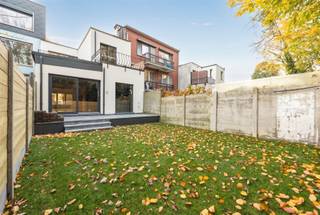 <h3>🌿 Charmante, volledig gerenoveerde woning met parkligging in Hoboken</h3><p>Welkom in deze <strong>prachtig gerenoveerde gezinswoning</strong> op een uitzonderlijke locatie in Hoboken, waar groen, ruimte en comfort perfect samenkomen. Gelegen aan de <strong>Broydenborglaan 29</strong>, geniet je hier zowel voor- als achteraan van een uniek uitzicht op het park.</p><h4>🌳 Topligging aan twee parken</h4><p>Aan de <strong>voorzijde</strong> kijk je uit op het groene <strong>Park van Hoboken</strong>, terwijl de <strong>achterzijde</strong> grenst aan het rustige <strong>Meerlenhofpark</strong>. De woning beschikt over een <strong>tuin van 60 m² met rechtstreekse toegang tot het park</strong> — een zeldzame troef voor natuurliefhebbers en gezinnen met kinderen. Daarnaast zijn er <strong>twee terrassen</strong> aan de achterzijde waar je in alle rust kan genieten van het open zicht op het groen.</p><h3>🏡 Indeling &amp; wooncomfort</h3><p>Bij het betreden van de woning kom je in een <strong>ruime inkomhal</strong> met moderne <strong>epoxyvloer</strong>, die meteen de stijlvolle renovatie weerspiegelt. De absolute blikvanger is de <strong>zeer ruime leefruimte met open keuken van maar liefst 75 m²</strong> — een heerlijke plek voor gezinnen en voor wie graag gasten ontvangt. Dankzij de grote raampartijen geniet je hier van veel lichtinval en een prachtig zicht op de tuin en het park.</p><p>Vooraan zijn <strong>elektrische rolluiken</strong> voorzien voor extra comfort en privacy.</p><p>Deze woning werd <strong>totaal gerenoveerd</strong> met oog voor kwaliteit en energiezuinigheid:</p><ul><li><p><strong>EPC-score B</strong></p></li><li><p><strong>Elektriciteit conform</strong></p></li><li><p>Gevel achteraan geïsoleerd en afgewerkt met <strong>crepi</strong></p></li><li><p><strong>Daken vernieuwd</strong></p></li><li><p>Nieuwe <strong>ramen en deuren</strong></p></li><li><p>Nieuwe <strong>condensatieketel</strong></p></li><li><p>Volledig vernieuwde <strong>elektriciteit</strong></p></li><li><p>Nieuwe <strong>vloeren</strong></p></li><li><p>Moderne, volledig uitgeruste <strong>keuken</strong></p></li></ul><p>Hierdoor is de woning volledig instapklaar en klaar voor vele jaren woonplezier zonder zorgen.</p><h3>⭐ Samengevat</h3><p>✔ Volledig gerenoveerd<br />✔ EPC B &amp; conforme elektriciteit<br />✔ 75 m² leefruimte met open keuken<br />✔ 2 terrassen + tuin van 60 m²<br />✔ Rechtstreekse toegang tot Meerlenhofpark<br />✔ Zicht op Park van Hoboken<br />✔ Elektrische rolluiken<br />✔ Zeer gunstige en groene ligging</p><p>Op zoek naar een <strong>instapklare woning met ruimte, licht en een unieke parkomgeving</strong>? Dan is dit een buitenkans.</p>