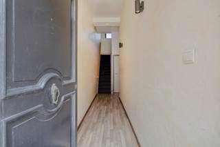 <p><em>Deze gezellige stadswoning op een </em><strong><em>perceel van 2a30ca</em></strong><em> beschikt over een bewoonbare oppervlakte van 160 m² en is rustig gelegen, op wandelafstand van het stadscentrum, scholen en dagelijkse voorzieningen. De woning combineert authentieke charme met hedendaags wooncomfort en is ideaal voor wie centraal én rustig wil wonen.</em></p><p> </p><p>De hoge plafonds creëren een aangenaam gevoel van ruimte. De kwalitatieve <strong>Dovy-keuken met lichtstraat</strong> zorgt voor een mooie natuurlijke lichtinval. Vanuit de keuken is er rechtstreeks toegang tot het terras en de tuin. De badkamer beschikt over zowel een ligbad als inloopdouche.</p><p>De originele deuren tussen keuken en eetkamer werden door de eigenaar zorgvuldig bewaard.</p><p>Op de verdieping bevinden zich <strong>twee ruime slaapkamers</strong> met plankenvloer.</p><p>De <strong>zolderruimte</strong> hoeft slechts beperkt afgewerkt te worden en biedt bijkomende mogelijkheden. De laminaatvloer is beschikbaar via de eigenaar.</p><p>Stockeren? Een handige berging en kelder zijn aanwezig.</p><p>Via de keuken bereik je rechtstreeks het zonnige terras, tuin en speelbos.</p><p> </p><p>📅 <strong>Kijkdag vrijdag 25 september</strong><br />Plan snel uw bezoek via onderstaande knop!</p>