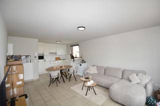 Lokerenstraat 102 is gesitueerd in het centrum van Turnhout, doch rustig gelegen, met verschillende faciliteiten in de nabije omgeving. <br /><br />Gelegen op de 3de verdieping (lift aanwezig). Geschikt bevonden voor 1, max. 2 personen. <br /><br /><strong> INDELING </strong><br />• Inkomhal <br />• Ruime slaapkamer (12m²). <br />• Badkamer met douchecabine, toilet, en een enkel lavabomeubel met spiegel- en opbergkast.<br />• Lichtrijke leefruimte met (vernieuwde) open keuken voorzien van een inductie kookplaat inclusief afzuigkap, ingebouwde ijskast. Alle andere toestellen zijn zélf te voorzien. <br />Aansluitend treft men de berging/ technische ruimte met aansluiting voor de wasmachine.<br /><br />Tenslotte beschikt het appartement nog over een garagebox met manuele poort. <br /><br /><strong> BIJZONDERHEDEN </strong><br />Beschikbaar vanaf 01 juli 2026 <br />Gunstig EPC - 167 kWh/m²<br />Gemeenschappelijke kost: 70,00 EUR/ maand (forfait) <br />CV op gas <br />GEEN terras <br />Lift aanwezig <br />Voorzien van verlichting (armaturen) <br />Gedeeltelijk voorzien van raamdecoratie<br />De abonnementen/kosten voor persoonlijk gebruik van water, aardgas, elektriciteit en telecom dienen door de huurder gedragen te worden
