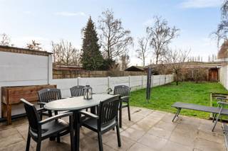 <p>Te renoveren gezinswoning met 4 slaapkamers in Ekerse dorpskern.<br />Op wandelafstand van winkels, scholen, openbaar vervoer en Hagelkruis-park.<br />Indeling: inkomhal, zeer ruime leefkamer op tegelvloer met open haard en ingemaakt meubel, recentere badkamer met instapdouche en toilet, ingerichte woonkeuken met toegang naar veranda en grote zonnige tuin; V1: 2 grote slaapkamers; V2: 2 slaapkamers onder het dak.<br />Extra's: TOPLOCATIE!, praktische achteruitgang voor fietsen, grote tuinberging, kelderberging, dubbele beglazing,...</p><p>Info/bezoek: 03 283 83 00 - noord@sinjoor.be</p>