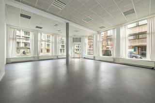 <p><span> </span></p><p><span>Looking for a commercial space with appeal and potential?  Ideal as a practice, office or workshop.  This charming corner building on Grotesteenweg combines authentic facades with large windows and a sea of space inside. The location is unbeatable: on a visible corner in Berchem, near streetcar stop De Merode and a few minutes from Berchem station. Also stores, restaurants and the cozy Harmoniepark and King Albert Park are just around the corner!</span></p><p><span> </span></p><p><span>Bright &amp; versatile</span></p><p><span>Behind the characterful facade lies no less than 128m² of usable space, divided into several rooms. You enter into a generous 87m² commercial space with 3.5 meter ceiling height, large windows and a novilon floor. Thanks to the air conditioning unit, it remains pleasant here even in summer.  Adjacent you will find a separate room of 12m² with double door to the dining room of 14m², both on the same novilon floor – perfect for meeting room, waiting room or extra storage. The kitchen (5,5m²) is simple but functional with sink and cupboards. In the back there is a separate toilet and a walk-through with mosaic tile floor.</span></p><p><span> </span></p><p><span>Top location with extra visibility</span></p><p><span>Thanks to the corner property you get maximum visibility here – ideal for a commercial operation. The windows not only catch a lot of light, but also attract the attention of passersby. You are in a strategic location between city and Ring, with public transport (streetcar, bus, Velo) literally around the corner.</span></p><p><span> </span></p><p><span>Advantages</span></p><p><span>visible corner location; large windows with lots of light; 128m² usable area; air conditioning unit; 3.5m ceiling height in main space; no catering; low general costs(€50); separate meters gas and electricity;</span></p><p><span> </span></p>