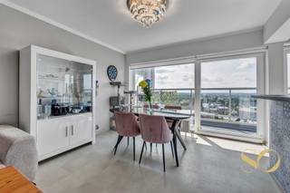 Met genoegen stellen wij u dit appartement van 92m² voor, met 3 slaapkamers en een terras, gelegen op de 19e verdieping aan de Dikke-Beuklaan 28...