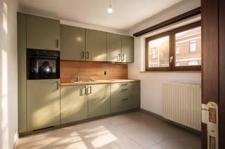 Dit verzorgd en instapklaar gelijkvloers appartement is gunstig gelegen in Lokeren en combineert comfort met een praktische indeling.<br /><br />Bij het betreden van het appartement komt u in de inkomhal met apart gastentoilet. De lichtrijke living biedt een aangename leefruimte en sluit mooi aan op de nieuwe volledig ingerichte keuken. Aansluitend bevindt zich een handige berging, ideaal voor extra opslag en aansluiting voor wasmachine.<br /><br />Verder beschikt het appartement over één volwaardige slaapkamer. De badkamer wordt vernieuwd en voorzien van een inloopdouche.<br /><br />Een extra troef is de privatieve garage, die zorgt voor veilig en comfortabel parkeren.<br /><br />Beschikbaar vanaf 01/05/2026<br />Huurprijs: 780€ + 20€ vaste kosten / maand<br /><br />Interesse? Neem gerust contact op voor meer informatie of het plannen van een bezoek.