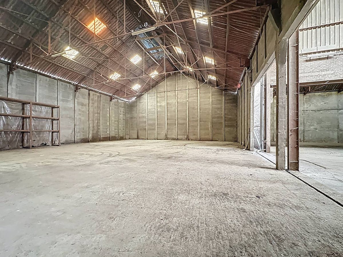 Warehouse of approximately 1,013 m² for rent in Sint-Baafs-Vijve. - photo 4