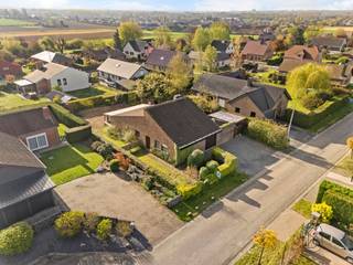 Idéalement située au fond d’une impasse d’un clos résidentiel prisé du charmant village de Kain, cette maison de type « plain-pied »...