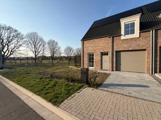 Halfopen bebouwing, rustig gelegen in een doodlopende straat en nabij het centrum van Beerse, met 4 slaapkamers, een volledig afgewerkte...