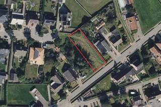 <p>Ontdek deze gunstig gelegen bouwgrond van <strong>800 m²</strong> op een centrale ligging in Meer (Hoogstraten). Het perceel bevindt zich <strong>kortbij het centrum van Meer</strong> en combineert rust en bereikbaarheid, met nabijheid van winkels, scholen en openbaar vervoer. Het perceel van <strong>16 meter breed</strong> en <strong>50 meter diep</strong> laat de bouw van een <strong>ruime vrijstaande bebouwing </strong>toe. Bovendien is de naastgelegen bouwgrond (nr. 19) ook te koop, ideaal voor mensen die een plek zoeken om met 2 gezinnen naast elkaar te wonen. De tuin is noordwestelijk georiënteerd, en is ook bereikbaar via de achtergelegen (doodlopende) straat. Hierdoor ontstaat er een vlotte doorgang voor bijvoorbeeld fietsen.</p><p>Voor de exacte bouwvoorschriften kunt u contact opnemen met ons kantoor.</p><p>Extra: <br />- Niet gelegen in mogelijks of overstromingsgevoelig gebied, niet gelegen in afgebakend overstromingsgebied of afgebakende oeverzone, niet gelegen in risicozone overstromingen (perceelscore A) <br />- Woongebieden met landelijk karakter, Gvg, Gmo, Vv, Gvkr<br />- Niet opgenomen in het maatregelenregister</p><p>Voor meer info ga naar www.coenenvastgoed.be of bel 03/375.82.92</p>