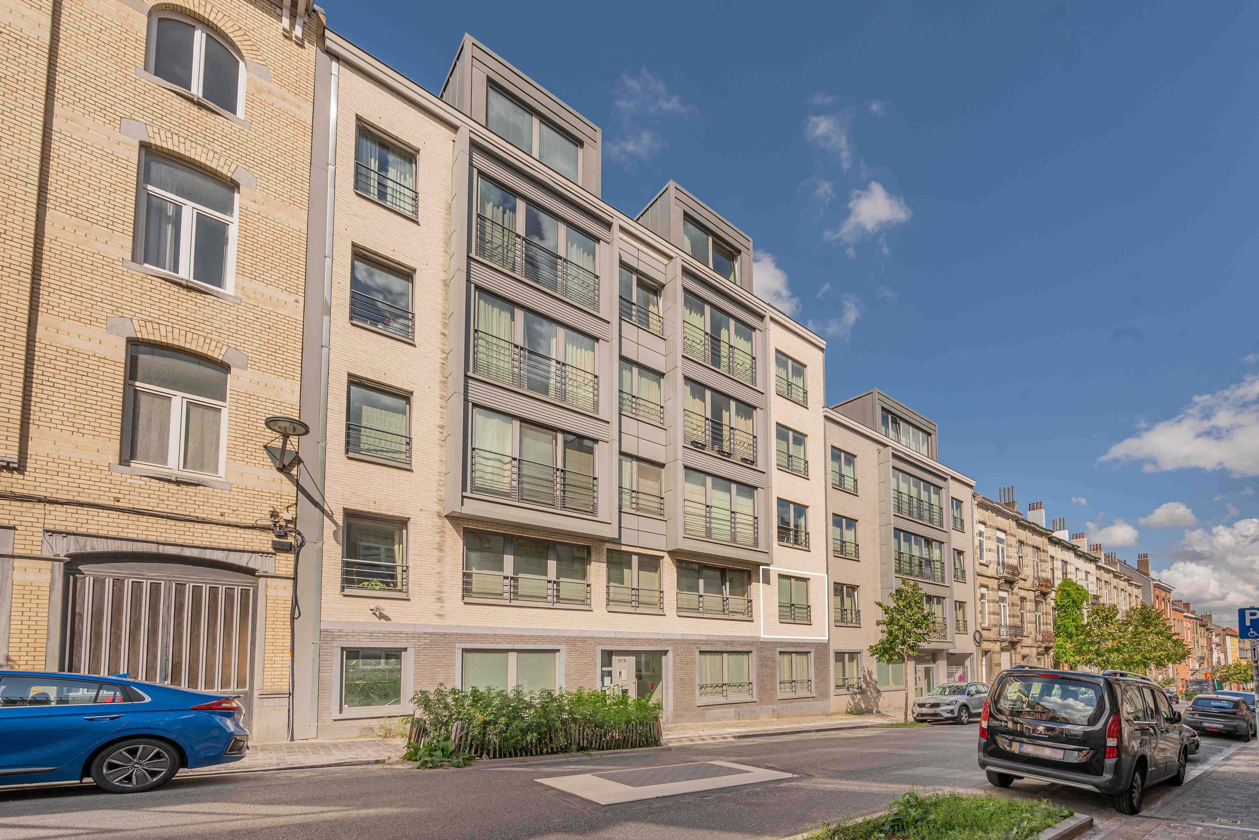 Appartement met 2 slaapkamers, terras en autostaanplaats - foto 1