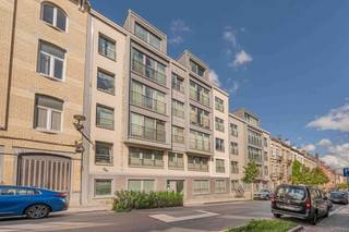 <p>Ontdek dit tweeslaapkamerappartement op de eerste verdieping van een verzorgd gebouw gelegen in Elsene. Dit lichtrijke appartement combineert comfort en een uitstekende ligging in een van de meest gegeerde wijken van Brussel. Bovendien beschikt het appartement over een gunstig <strong>EPC-label B!</strong> De leefruimte baadt in het natuurlijke licht dankzij de grote raampartijen die uitgeven op het ruime terras aan de achterzijde. Hier geniet u in alle rust van een open uitzicht en een groene omgeving. De leef- en eetkamer sluiten harmonieus aan op de volledig uitgeruste open keuken, voorzien van kwalitatieve toestellen en voldoende kastruimte. Het appartement beschikt over twee volwaardige slaapkamers met mooie lichtinval en een rustige sfeer. De volledig ingerichte badkamer is uitgerust met een dubbele lavabo en een ligbad met douchemogelijkheid. Daarnaast is er een apart gastentoilet en een praktische wasruimte. Verder geniet u van een terras waar u kan ontspannen, evenals toegang tot een gemeenschappelijke tuin, een zeldzame troef in deze buurt. Een privatieve berging en een parkeerplaats zijn inbegrepen in de huurprijs! Gelegen op toplocatie in Elsene, in de onmiddellijke nabijheid van winkels, openbaar vervoer, restaurants en belangrijke invalswegen, biedt dit appartement alles wat je nodig hebt. Een ideale opportuniteit voor wie op zoek is naar een kwalitatieve woonst of een waardevaste investering in Brussel. </p><ul><li><p><strong>Onmiddellijk beschikbaar </strong></p></li><li><p><strong>gemeenschappelijke kosten: €200/ maand </strong></p></li><li><p><strong>lift aanwezig!</strong></p></li><li><p><strong>Vraag uw bezoek uitsluitend aan via de website van Malines Group!</strong></p></li></ul>