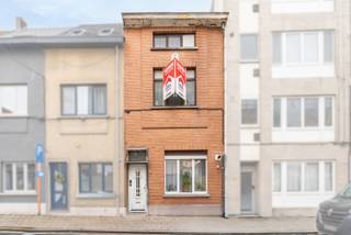 <p><strong>Ben je op zoek naar een ruime woning met 6 slaapkamers, 3 badkamers, 2 keukens en tal van mogelijkheden in het centrum van Aalst? Gevonden!</strong><br />In een rustige straat, pal in het centrum van Aalst, vind je deze verrassend grote en polyvalente woning met maar liefst 257 m² bewoonbare oppervlakte. Dankzij het gunstige EPC-label B en de vernieuwde condensatieketel uit 2023 combineert deze eigendom ruimte met energiezuinig comfort. De indeling maakt deze woning ideaal voor grote gezinnen, samengestelde gezinnen of een kangoeroewoning, maar is bovendien ook bijzonder interessant voor investeerders die op zoek zijn naar een eigendom met verhuurpotentieel, co-housingmogelijkheden of een combinatie van wonen en investeren.</p>
<p>Op het gelijkvloers kom je binnen via een inkomhal die toegang biedt tot een eerste woonkamer van 25m² en een tweede leefruimte met aansluitende keuken, samen goed voor 47m². Verder vind je hier nog een badkamer, een apart toilet en een stadstuintje. Een absolute troef is de extra opslagplaats van ongeveer 30 m², die perfect kan dienen als atelier, hobbyruimte, stockage of zelfs uitbreiding van de woonfunctie. De eerste verdieping telt drie volwaardige slaapkamers van 19m², 18m² en 12m², samen met een tweede badkamer. Op de tweede verdieping bevindt zich een tweede keuken met aansluitend een derde badkamer, aangevuld met een ruimte van 19 m² die kan dienen als extra woonkamer, maar evengoed als vierde slaapkamer. Tot slot is er op de zolderverdieping nog een vijfde slaapkamer van maar liefst 23 m², die eventueel kan opgesplitst worden naar een zesde slaapkamer.</p>