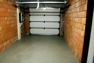 IN OPTIE!!<br /><br />Ruime instapklare 3-gevelwoning met garage, grote kelder, zolder (71 m²) en zonnige tuin van 400 m²<br />Vraagprijs: €439.000<br /><br />Bent u op zoek naar een ruime en instapklare gezinswoning met veel mogelijkheden en een mooie tuin? Dan is deze prachtige 3-gevelwoning absoluut een bezoek waard.<br /><br />Bij het betreden van de woning komt u terecht in een verzorgde inkomhal met gastentoilet. Het gelijkvloers beschikt over een ruime en lichtrijke leefruimte die een aangename woonbeleving biedt. Aansluitend bevindt zich de volledig ingerichte keuken met zicht op de tuin. Verder is er een praktische berging met douche en een garage geïntegreerd in de woning.<br /><br />Op de eerste verdieping bevinden zich drie volwaardige slaapkamers, waarvan één slaapkamer beschikt over een ingemaakte dressing. De ruime badkamer is uitgerust met een bad, douche, dubbele lavabo en toilet.<br /><br />Een absolute meerwaarde is de zolderverdieping van maar liefst 80 m², die tal van mogelijkheden biedt zoals extra slaapkamers, bureau of hobbyruimte. Daarnaast is de woning volledig onderkelderd, waarbij de kelder voorzien is van elektriciteit, verlichting en internet — ideaal als opslagruimte, werkplaats of multifunctionele ruimte.<br /><br />De woning is bovendien uitgerust met een alarmsysteem voor extra veiligheid.<br /><br />Buiten geniet u van een aangename en ruime tuin van ca. 400 m² met een groot terras van ongeveer 40 m², waar u in alle rust kan ontspannen of gasten ontvangen.<br /><br />Troeven van deze woning<br />✔ Ruime 3-gevelwoning met veel lichtinval<br />✔ 3 slaapkamers + ingerichte dressing<br />✔ Badkamer met bad, douche en dubbele lavabo<br />✔ Zolder van ca. 71 m² met uitbreidingsmogelijkheden<br />✔ Volledig onderkelderd met elektriciteit en internet<br />✔ Garage in de woning<br />✔ Geïnstalleerd alarmsysteem<br />✔ Zonnige tuin van ca. 400 m² met ruim terras<br /><br />Een ideale gezinswoning met veel ruimte en potentieel. Zeker een bezoek waard!