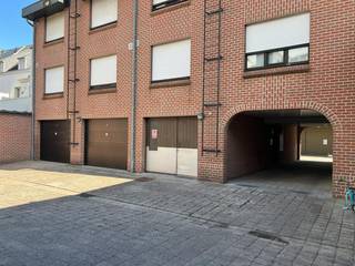 De snelste manier om een bezoek te brengen aan deze garagebox? Vraag je bezoek aan via de rode knop op onze website (www.dewaele.com) en je wordt gecontacteerd door één van onze verhuurexperten. <br /><br />Afgesloten garagebox in het centrum van Roeselare.<br /><br />Specifieke kenmerken<br />- Afgesloten garage<br />- zeer centrale ligging nabij het stadscentrum.<br /><br />Ben jij geïnteresseerd in deze garagebox te huur in Roeselare? Aarzel dan niet ons te contacteren.