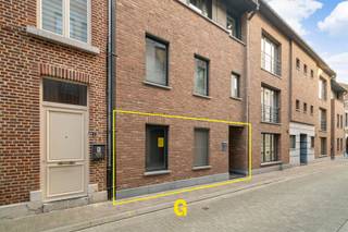 Langs de Mombersstraat ter hoogte van nummer 6 bevindt zich dit netjes verzorgd en comfortabel afgewerkt appartement, op de gelijkvloerse...