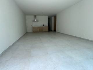Dit gezellig gelijkvloers nieuwbouwappartement beschikt over een inkomhal met gastentoilet, een ruime woonkamer met zicht op de tuin, een...