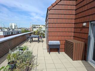 Unieke duplex doorzon penthouse naast Park Spoor Noord met uitzonderlijk terras (90 m²) &amp; gemeenschappelijke binnentuin – optionele garagebox &amp; berging<br /><br />Op een toplocatie aan Park Spoor Noord in Antwerpen bevindt zich deze stijlvolle duplex penthouse (3 gevels) van ca. 120 m² met een uitzonderlijk terras van maar liefst 90 m² rondom de leefruimte.<br /><br />Dankzij de hoekligging geniet het terras de hele dag van de zon, volledige privacy en een open uitzicht over de stad en de haven.<br /><br />De lichtrijke leefruimte met grote raampartijen sluit naadloos aan op de eetruimte en vormt een ruim open geheel. De indrukwekkende Bulthaup designkeuken met videhoogte van ca. 6 meter is uitgerust met hoogwaardige toestellen en biedt veel opbergruimte.<br /><br />Via een elegante massieve eiken trap bereikt u de bovenverdieping met twee comfortabele slaapkamers, beide voorzien van veluxramen met zonwering en ingebouwde kasten. De badkamer werd vernieuwd en beschikt over een ruime inloopdouche met regendouche.<br /><br />Grote gemeenschappelijke binnentuin voor bewoners biedt groen en ontspanning.<br /><br />Extra comfort wordt geboden door Daikin airconditioning, zonwering en een recente Buderus condensatieketel.<br /><br />Troeven<br />•Duplex penthouse ca. 120 m²<br />•Terras ca. 90 m² rondom leefruimte<br />•Hoekligging met zon gedurende de hele dag<br />•Bulthaup designkeuken met premium toestellen<br />•Videhoogte keuken ±6 m<br />•2 slaapkamers met ingebouwde kasten<br />•Vernieuwde badkamer<br />•Airconditioning (Daikin)<br />•Grote gemeenschappelijke binnentuin<br />•Uitzicht over Antwerpen en de haven<br /><br />Optioneel 50.000 €<br />•Hörmann garagebox met motor &amp; afstandsbediening<br />•Afzonderlijke kelderberging<br /><br />Een zeldzame kans voor wie op zoek is naar een ruim, lichtrijk penthouse met uitzonderlijk terras op toplocatie.<br />