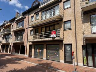 <p><strong>Oostkamp - Ruim appartement met 3 slaapkamers en garage</strong><br /><br />Ontdek dit aangename appartement in Oostkamp, ideaal voor wie op zoek is naar ruimte en comfort op een gunstige locatie. Met <strong>3 slaapkamers</strong>, een <strong>ruime berging</strong> en een <strong>garage</strong> biedt dit appartement alles wat u nodig heeft voor comfortabel wonen. Dankzij de <strong>goede ligging</strong> nabij winkels, een mooi plein en belangrijke verbindingswegen is dit een ideale woonst voor gezinnen of wie net dat tikkeltje extra ruimte zoekt.</p>
<strong>Indeling:</strong><br />Inkom, afzonderlijk toilet, 3 slaapkamers, badkamer, bergruimte, open leefruimte, keuken en terras<br /><br /><u>Extra:</u> Garage + ruime berging<br /><br /><strong>Troeven:</strong><br />- Goeie ligging<br />- 3 slaapkamers<br />- Garage<br />- Gasketel recent vernieuwd