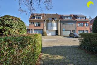 JOUR DE VISITE SAMEDI Cette maison bel-etage avec grand garage est située dans l'une des rues les plus recherchées du quartier Dieseghem, à proximité...