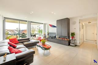 Welkom in Rumst!<br /><br />Op zoek naar een stijlvol appartement met zicht op het water vlakbij E19 & A12?<br /><br />Dit appartement combineert comfort, licht en ruimte op een toplocatie aan het water. Het ruime terras biedt een prachtig zicht op het water, terwijl de grote ramen de woonkamer vullen met natuurlijk licht en een open, aangename sfeer creëren.<br /><br />De indeling is praktisch en doordacht. De open woonkamer en moderne keuken vormen het hart van de woning, ideaal om samen te zijn of gasten te ontvangen. Twee ruime slaapkamers zorgen voor privacy en flexibiliteit, terwijl de lift in het gebouw het dagelijkse comfort extra verhoogt.<br /><br />Een echte troef is het ruime binnenzwembad, exclusief voor bewoners. Het is de perfecte plek om te ontspannen, te sporten of gewoon even te genieten van een rustig moment, ongeacht het weer buiten.<br /><br />Bij het appartement horen twee privatieve autostaanplaatsen, die verplicht mee aan te kopen zijn (€36.000).<br /><br />Extra troeven:<br />Enkel eigenaars als bewoners<br />Bezoekersparking aanwezig<br />Gunstig EPC-label A<br /><br />Interesse gewekt? Contacteer ons kantoor via info@hiro.be of 03 230 00 14!