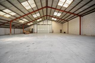 Deze te renoveren woning is gelegen in Hoegaarden en is een ideaal project voor mensen die wonen en ruimte willen combineren. De bewoonbare oppervlakte van de woning bedraagt 177m², met maar liefst 4 ruime slaapkamers. De woning is voorzien van een zeer ruime loods van maar liefst 538m² waar dus veel mogelijkheden liggen. Naast de loods, zijn er ook nog opbergruimtes die oplopen tot 73m², ideaal voor stockage. Er is ook een tuin aanwezig met westelijke oriëntatie, waardoor je 's middags en 's avonds heerlijk kunt genieten van de zon.<br />Verder beschikken we nog over een gedeelde oprit waar er dus een recht van doorgang heerst met de buren van huisnummer 81. Deze oprit geeft u de gelegenheid om tot aan de loods en stockage ruimtes te komen.<br />Kortom, deze kans in Hoegaarden is een ideaal project voor kandidaten die opzoek zijn naar veel ruimte!