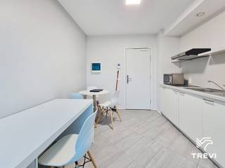 <p><strong>!!! HUUROVEREENKOMST VAN 1 JAAR EN UITSLUITEND VOOR STUDENTEN !!! BRUSSEL-CENTRUM – Op een steenworp van de Koninklijke Vlaamse Schouwburg (KVS) en de kaaien, vlakbij De Brouckère en de Beurs, in de nabijheid van talrijke hogescholen en universiteiten, met veel openbaar vervoer en winkels in de omgeving, GEMEUBILEERDE studio (UL 2<sup>E</sup>5) uitsluitend voor studenten in een in 2017 volledig gerenoveerd gebouw van ±28m² bewoonbare oppervlakte bestaande uit een leefruimte, een uitgeruste open keuken (koelkast/vriezer, kookplaat, dampkap, microgolfoven), douchekamer (douche, toilet, wastafel). Gemeenschappelijke ruimte op het gelijkvloers met wasruimte en tuin. Voorziening voor kosten van € 150/maand (koud water, warm water, verwarming, gemeenschappelijke delen, elektriciteit, internet). Nu verkrijgbaar</strong> <strong>! EPC C! Afmetingen worden ter indicatie gegeven.</strong></p>
<p> </p>
<p><u>UL 2<sup>E</sup>5 – 2<sup>de</sup> verdieping:</u></p>
<ul>
<li>Leefruimte</li>
<li>Uitgeruste open keuken (koelkast/vriezer, kookplaat, dampkap, microgolfoven)</li>
<li>Douchekamer (douche, toilet, wastafel)</li>
</ul>
<p> </p>
<p>Gemeenschappelijke ruimte op het gelijkvloers met wasruimte en tuin</p>