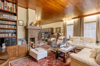 <br />Veldstraat 3 – statige woning op toplocatie met toekomstmogelijkheden<br /><br />Bent u op zoek naar een ruime woning te koop in Houthalen-Helchteren met een grote tuin en een uitstekende ligging?<br />Ontdek dan deze karaktervolle gezinswoning in de Veldstraat 3, gelegen in een rustige, residentiële buurt op een perceel van maar liefst 14a22.<br />De locatie is een absolute troef: u woont hier in een groene en kindvriendelijke omgeving, vlak bij het centrum van Houthalen, scholen, winkels en recreatie, én met een vlotte verbinding naar de E314 en omliggende gemeenten.<br /><br />De woning is degelijk gebouwd en biedt vandaag eenpraktische indeling met veel ruimte, maar vraagt enige opfrissing. Hierdoor vormt ze de perfecte kans voor wie op zoek is naar een huis met potentieel dat volledig naar eigen smaak kan worden gerenoveerd.<br /><br />Indeling van de woning<br />Op het gelijkvloers vindt u een ruime inkomhal met trap, een lichtrijke woonkamer met uitzicht op de tuin, een keuken met aansluitend terras, en een bureau of hobbyruimte – ideaal voor thuiswerk of een speelkamer.<br />Op de bovenverdieping zijn er vier slaapkamers en een badkamer. De ondergrondse garage biedt plaats aan wagens, fietsen en extra bergruimte.<br /><br />Buitenruimte en perceel<br />De grote tuin van meer dan 14 are biedt volledige privacy en tal van mogelijkheden voor tuinliefhebbers of gezinnen die graag buiten leven. Achteraan grenst het perceel aan een projectzone, wat deze eigendom een interessante meerwaarde en potentiële toekomstkans geeft.<br /><br />✨ Belangrijkste troeven van deze woning:<br />- Rustige, centrale ligging in de gegeerde Veldstraat<br />- Groot perceel van 14a22 met diepe tuin<br />- 4 slaapkamers en bureau<br />- Ondergrondse garage en kelder<br />- Solide constructie met renovatiepotentieel<br />- Grenzend aan projectzone – interessante ontwikkelingsmogelijkheden<br />- Nabij centrum, winkels, scholen en belangrijke verbindingswegen<br /><br />Veldstraat 3, Houthalen-Helchteren – een ruime gezinswoning met tuin, karakter en toekomst.<br />Een ideale kans voor wie wil investeren in comfortabel wonen op een toplocatie met ruimte, rust en potentieel.<br /><br />📑 Stedenbouwkundige info:<br />Woongebied – bouwvergunning – geen rechterlijke herstelmaatregel of bestuurlijke maatregel opgelegd – geen voorkooprecht – geen verkavelingsvoorschriften.<br /><br />🌊 Overstromingsrisico: niet overstromingsgevoelig<br /><br />EPC: 287 kWh/(m²jaar) - certificaatnummer: 20250828-0003671816-RES-1<br /><br />G-score: A<br />P-score: A