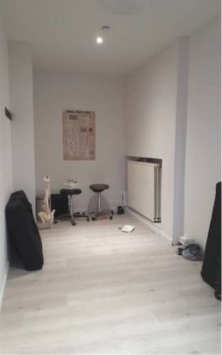 Comfortabele woning te huur in Koolkerke Brugge.  **  + Zeer goede mobiscore  8,9 op 10!  **    **  Omvat een Praktijkruimte, toilet, berging, Woonkamer met ingerichte open keuken, bureauruimte, 3 slaapkamers, badkamer en zolderberging.  **  #leukwonen #brugge  **    **  Beschikbaar  15 september  2026