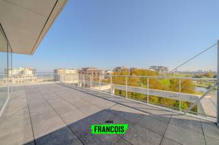 Wakker worden met zicht op uitgestrekt groen en de zee aan de horizon… Dit uitzonderlijke penthouse in Oostende maakt het elke dag waar. Hier woon...