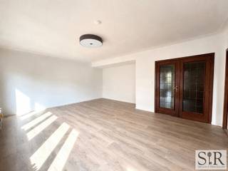 Gerenoveerd appartement op een boogscheut van het stadion van Mechelen <br />Dit ruime appartement is gelegen op de Colomastraat, dicht bij het station en de Mechelse binnenstad. Dankzij deze ligging in Mechelen Zuid is het perfect bereikbaar met de fiets, auto en openbaar vervoer. <br /><br />Op de tweede verdieping van een prachtig herenhuis vinden we dit volledig gerenoveerde appartement. We komen de woning binnen via een grote hal die alle ruimtes met elkaar verbindt. We hebben een lichtrijke woonkamer met voldoende ruimte, een zeer goed uitgeruste keuken die voorzien is van alle modern gemak en aansluitend een terrasje. Aan de overkant bevindt zich een bedrijfsgebouw waardoor je ’s avonds kan genieten van het terras zonder rechtstreekse inkijk. <br />Er is een badkamer met douche-cabine, toilet en badmeubel, twee grote slaapkamers en twee ingebouwde kasten waarvan eentje in de gang en eentje in een slaapkamer wat zorgt voor wel wat opbergruimte. <br /><br />Het is een zeer mooi appartement, uitgerust met deftige materialen en klaar om jouw nieuwe stekje te worden in het mooie Mechelen. <br />Provisie: € 150,- voor de verwarming en water <br />Onmiddellijk beschikbaar<br />Twijfel niet een vraag onmiddellijk je afspraak aan via een reactie op het zoekertje of per mail aan info@immosir.be