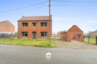 [[ DIT PAND NEEMT DEEL AAN DE ERA OPEN HUIZEN DAG OP 13/6 VAN 11:00 TOT 12:00 ]]
<p>Deze te renoveren woning is gelegen in een rustige buurt in Peer, met tal van wandelroutes in de omgeving en een vlotte bereikbaarheid naar omliggende gemeenten zoals Bree, Meeuwen en Hechtel-Eksel. Winkels, horeca, scholen en openbaar vervoer bevinden zich op korte afstand, wat zorgt voor een aangename en praktische woonomgeving.</p>

<p> </p>

<p>De woning, gebouwd in 1950, staat op een perceel van 773 m² en biedt een goede basis voor wie graag de handen uit de mouwen steekt. Op het gelijkvloers vind je een ruime keuken, een badkamer en een lichtrijke veranda. Verder zijn er 2 slaapkamers, een kelderberging en een buitenberging die ideaal is als extra opslagruimte. De zuidgerichte tuin maakt het geheel compleet. Bij afbraak en heropbouw met een erkende aannemer is er bovendien de mogelijkheid om te werken aan 6% btw (mits voldaan aan de voorwaarden).</p>

<p><br /><strong>Enkele troeven:</strong></p>

<ul><li>Rustige ligging nabij voorzieningen en natuur</li><li>Extra bergruimte dankzij schuur en kelder</li><li>Goede basis voor renovatie of heropbouw</li><li>Mogelijkheid tot 6% btw bij afbraak en heropbouw</li></ul>

<p><br />Benieuwd naar de mogelijkheden van deze woning? Plan gerust een bezoek in via impact@era.be of bel 089 46 48 63. Lander helpt je graag verder met een bezichtiging!</p>