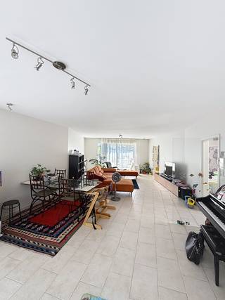 Dit unieke appartement van maar liefst 255 m² biedt een zeldzame combinatie van ruimte, licht en comfort op een toplocatie vlakbij het centrum...