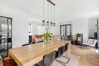 Gelegen in de zeer gegeerde "Bloemenwijk" bevindt zich deze in 2021-2022 binnenin gerenoveerde woning met erg leuke look and feel met gedeeltelijk nieuw raamwerk, nieuwe elektriciteit, keuken, bezetting, inrichting badkamer enz. De woning geniet 4 slaapkamers (waarvan 1 doorloopkamer en een bijzonder praktische indeling op een mooi omheind perceel met ideale zonnige oriëntatie. Ideale gezinswoning op een rustige en kindvriendelijke locatie nabij alle faciliteiten. <br /><br />INDELING: Inkomhal met vestiairegedeelte en gastentoilet - Vervolgens zeer ruime leefruimte in L-vorm op parket en voorzien van erg veel lichtinval - Recente open keuken voorzien van alle nodige toestellen - Achterliggend bevindt zich de garage met alle voorzieningen en technieken - V1: omvat 4 mooie slaapkamers (waarvan 1 doorloopkamer) - Badkamer welke geheel werd ingericht - Verder is er voldoende bergruimte over de gehele woning en een handige zolderruimte (vloer geïsoleerd) voorzien. TUIN: werd geheel omheind, zeer onderhoudsvriendelijk aangelegd en geniet de gehele namiddag van de zon. Verder werd de tuin voorzien van een ruim bijgebouw van ca. 40m² en is er een oprit voor meerdere wagens.<br /><br />BIJZONDERHEDEN: Recente renovatie binnenin - Toplocatie te Bloemenwijk - Vele mogelijkheden - Elektriciteit conform - Cv gas - EPC 300kwh/m² UC: 3166680 - Pscore B &amp; Gscore A - Oppervlaktematen zijn indicatief volgens epc. Wg, Vg, Gmo, Gvkr, Vv. Biedingen onder, op en eventueel boven de prijs worden in overweging genomen. Beschikbaar 1 maand na akte.