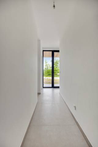 <p>If you are looking for a move-in ready new build home in Hasselt that combines energy efficiency, contemporary design and premium finishes, this beautiful home in Zestienbundersstraat is well worth discovering. This modern terraced home has been completed to a high standard, fully painted and is ready for immediate occupation.</p><p>Its timeless architecture with a flat roof, warm brick façade and large windows creates bright, welcoming living spaces filled with natural daylight. The living area enjoys pleasant views of the beautifully landscaped southeast-facing garden, creating a seamless connection between indoor and outdoor living.</p><p>The ground floor offers a spacious living room, an open-plan kitchen, a practical utility room and an integrated garage providing both secure parking and additional storage space.</p><p>On the first floor, you will find four bedrooms, making this property ideal for families, home working or guest accommodation. The contemporary bathroom is fully tiled and fitted with a bathtub, separate walk-in shower and double vanity unit.</p><p>The outdoor area has been finished with the same attention to detail. The landscaped terrace, newly seeded lawn, hedges and fencing create a private garden where you can relax, entertain family and friends or let children play safely.</p><p>Designed according to the latest energy standards, this BEN home features a heat pump, D ventilation system, high-quality insulation and an excellent E-level. These features ensure exceptionally low energy consumption, excellent indoor comfort and lower running costs.</p><p>The property is located in the quiet residential Zestienbundersstraat in Hasselt, close to schools, shops, public transport and recreational facilities. Hasselt city centre and the main access roads are easily reached, allowing you to enjoy peaceful surroundings without compromising accessibility.</p><p>Eligible buyers may also benefit from the reduced 6% VAT rate, subject to the applicable legal conditions.</p><p>Would you like to experience the quality and comfort of this exceptional new build home? Contact us today for more information or to arrange a viewing.</p>