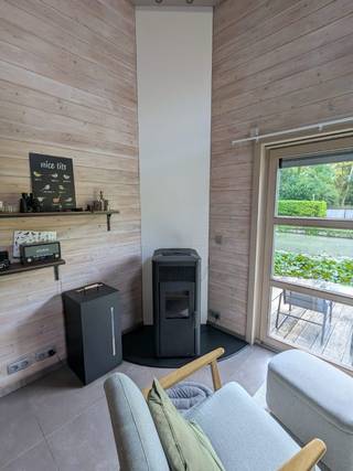 Opgelet, de woning is gelegen in verblijfsrecreatie gebied. Permanent wonen is hier in principe niet toegestaan. Zoersel gedoogd dit en ik heb hier gewoon mijn domicilie staan. Dit bemoeilijkt wel het bekomen van een krediet. Hou er dus rekening mee dat je over voldoende eigen middelen moet beschikken of een woning borg moet zetten.<br /><br />Deze woning is als laatste huis in een doodlopende straat gelegen, grenzend aan natuurgebied (Zalfens gebroekt), de tuin krijgt dus constant bezoek van allerlei prachtige vogelsoorten (waaronder ijsvogels). Het perceel is ongeveer 1380m² en de woning ongeveer 85m². Het volledige perceel is omheind en afgesloten met een automatische poort. Er is ook een dubbele garage en een tuinhuis aanwezig. De hele woning wordt makkelijk verwarmd door middel van de pelletkachel (30 zakjes per jaar = €180). Voor extra comfort werd in de badkamer een elektrische handdoekradiator gehangen. Voor de warme zomerdagen hangt er een airco op de slaapkamer (kan ook verwarmen). Het toilet en 2 buitenkraantjes zijn aangesloten op de regenwaterput van 5000l. Er zijn 2 slaapkamers, eentje boven met grote inloop dressing en eentje beneden. Van de zithoek boven kan eventueel nog een derde slaapkamer gemaakt worden.<br /><br />In 2025 werd de woning grotendeels opgefrist, waaronder het volgende;<br />- Nieuwe inloopdouche + badkamer ventilatie + handdoekradiator<br />- Nieuwe kookplaat, vaatwasser, microgolfoven en dampkap.<br />- Onderhoudsvriendelijke pvc laminaat boven<br />- Nieuwe binnen unit airco (2024)<br />- Nieuwe warmwater boiler (2024)<br />- 2 nieuwe sectionaal poorten in de garage<br />- Nieuwe grasdals voor de garage<br />- Elektriciteit volledig conform gemaakt<br />- 2 Plug-in zonnepanelen gemonteerd<br />- Verduistering en horren voor de veluxen<br />- Op maat gemaakte horren voor alle ramen + deur<br />- Dragende structuur van het terras volledig vervangen door hardhout<br />- Nieuwe tuinverlichting<br />- ...<br /><br />Overname van meubilair is bespreekbaar. Meer info of bezichtiging? 0474 94 69 36.