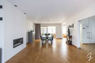<p><strong>Centraal gelegen, instapklare beletage met zonnige tuinen ruim terras</strong></p>
<p>Op zoek naar een ruime, instapklare woning op een centrale ligging?<br />Deze verzorgde beletage combineert comfort, gezelligheid en functionaliteit met een verrassend veelzijdige indeling.</p>
<p>Op het gelijkvloers word je verwelkomd in een ruime en lichtrijke inkomhal. Verder vind je hier een garage, een aparte bergruimte met technische aansluitingen en een extra polyvalente ruimte die perfect kan dienen als praktijkruimte, hobbykamer of recreatieruimte. Buiten geniet je van een ruim terras, een aangename tuin en een praktisch tuinhuis, ideaal om in alle rust van het buitenleven te genieten.</p>
<p>De eerste verdieping vormt het gezellige hart van de woning. De ruime leefruimte straalt warmte en huiselijkheid uit en sluit aan op de volledig geïnstalleerde keuken. De veranda biedt een extra plek om te ontspannen en vormt een mooie verbinding met de buitenruimte.</p>
<p>Op de tweede verdieping bevinden zich 2 bijzonder ruime slaapkamers, een kleinere kamer en een badkamer uitgerust met een lavabo, een bad en een douchestaaf, en een apart toilet.</p>
<p>Een veelzijdige woning die ruimte, comfort en praktische mogelijkheden moeiteloos combineert.<br />Ideaal voor wie comfortabel wil wonen en tegelijk op zoek is naar extra ruimte voor werk, hobby of ontspanning.</p>
<p>Interesse in een bezoekje?<br />Contacteer Kat: 0473/42.76.99. – katrien@cornelis-goeman.be</p>
<p><strong>Vraagprijs: € 389.000</strong></p>