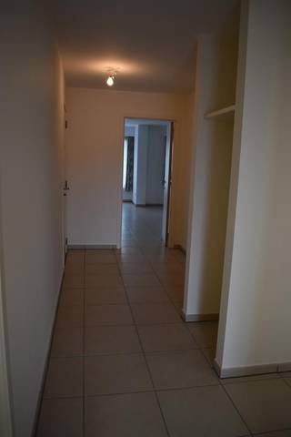 <p><span>Ruim en kwalitatief appartement te huur in het centrum van Houthalen-Helchteren.</span><br /><span>Bij het betreden van het appartement komen wij in de hal terecht, zo kunnen we doorgaan naar de leefruimte en keuken.</span><br /><span>Verder is er een apart toilet, badkamer, extra bergruimte en 2 slaapkamers met een terras, er is ook een bergruimte aanwezig in het appartement zelf + een bergruimte in de kelderverdieping.</span><br /><span>In de kelder is er een autostaanplaats voorzien en een ruimte aanwezig voor de fietsen.</span><br /><span>De algemene onkosten bedragen €85 per maand.</span><br /><span>Autostaanplaats inbegrepen.</span></p>
<p>Totaal inclusief kosten bedraagt €980/maand</p>
<p><br /><br /><br /><span>+ 2 Bergruimtes</span><br /><span>+ Zeer gunstig EPC attest</span><br /><span>+ Lift aanwezig</span><br /><span>+ Aardgas</span><br /><span>+ Autostaanplaats<br /></span>+ Goede ligging<br /><br /><br /><br /><span>Heeft u interesse in dit ruime appartement gelegen in het centrum van Houthalen-Helchteren dan kan u ons altijd contacteren via info@immo-bosmans.be of op het nummer 0499/30.87.87</span></p>