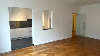 Ruim één slaapkamer APPARTEMENT te huur in het historische stadscentrum van Diest.<br /><br />Het appartement is gelegen in Residentie De Warande op de hoek van de Wolvenstraat met de Guido Gezellenstraat. Het gebouw beschikt over een lift en het appartement bevindt zich op de tweede verdieping met een bewoonbare oppervlakte van +/- 90m².<br /><br />Indeling van het appartement :<br />- inkomhal met ruime bergkast<br />- woonkamer met groot raam en toegang tot de keuken<br />- moderne keuken voorzien van alle comfort<br />- terras<br />- apart toilet<br />- kleine berging met aansluiting voor wasmachine<br />- slaapkamer met inbouwkast<br />- badkamer met ruime inloopdouche en dubbele lavabo<br /><br />Het appartement is instapklaar en voorzien van een moderne nieuwe keuken en badkamer.<br />In de kelder is een ruime berging.<br /><br />De verwarming is gezamelijk en wordt jaarlijks afgerekend aan de hand van caloribelmeters.<br /><br />EPC : 112, label B<br /><br />Huurprijs : 750 € per maand, geen gemeenschappelijke kosten<br />75 € maandelijks voorschot voor de verwarming, jaarlijkse afrekening<br /><br />Een bezoek voor dit appartement kan u aanvragen via onze website www.alvast.be